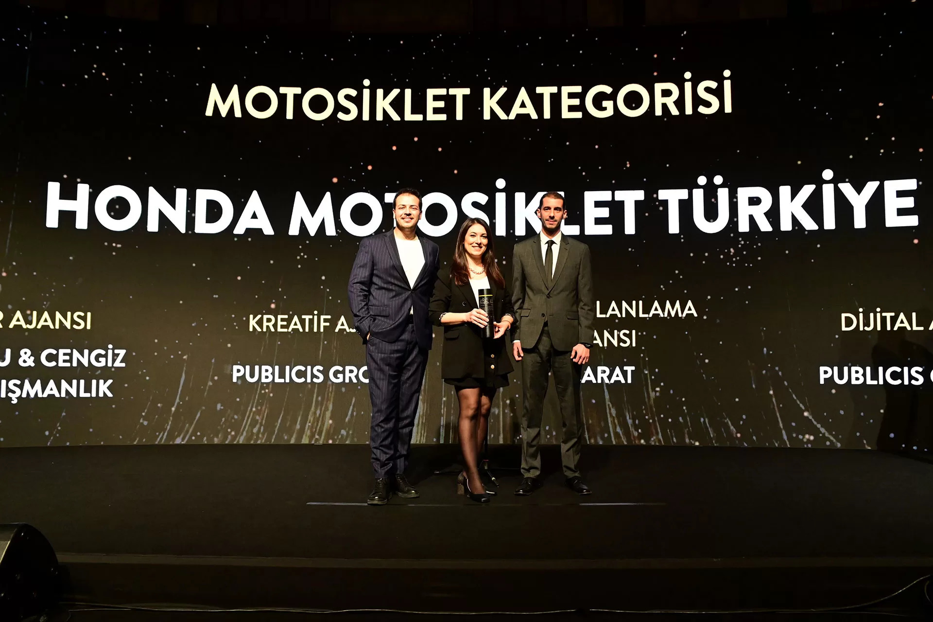 Honda Motosiklet müşteri memnuniyeti ile öne çıktı 1 Honda Türkiye Motosikletten Sorumlu Pazarlama Yöneticisi Emel Efe Tüzmen, Honda Türkiye Kurumsal İletişim Müdürü Koray Tüzmen ve Honda Türkiye Motosikletten Sorumlu Ürün Müdürü Emre Koşak
