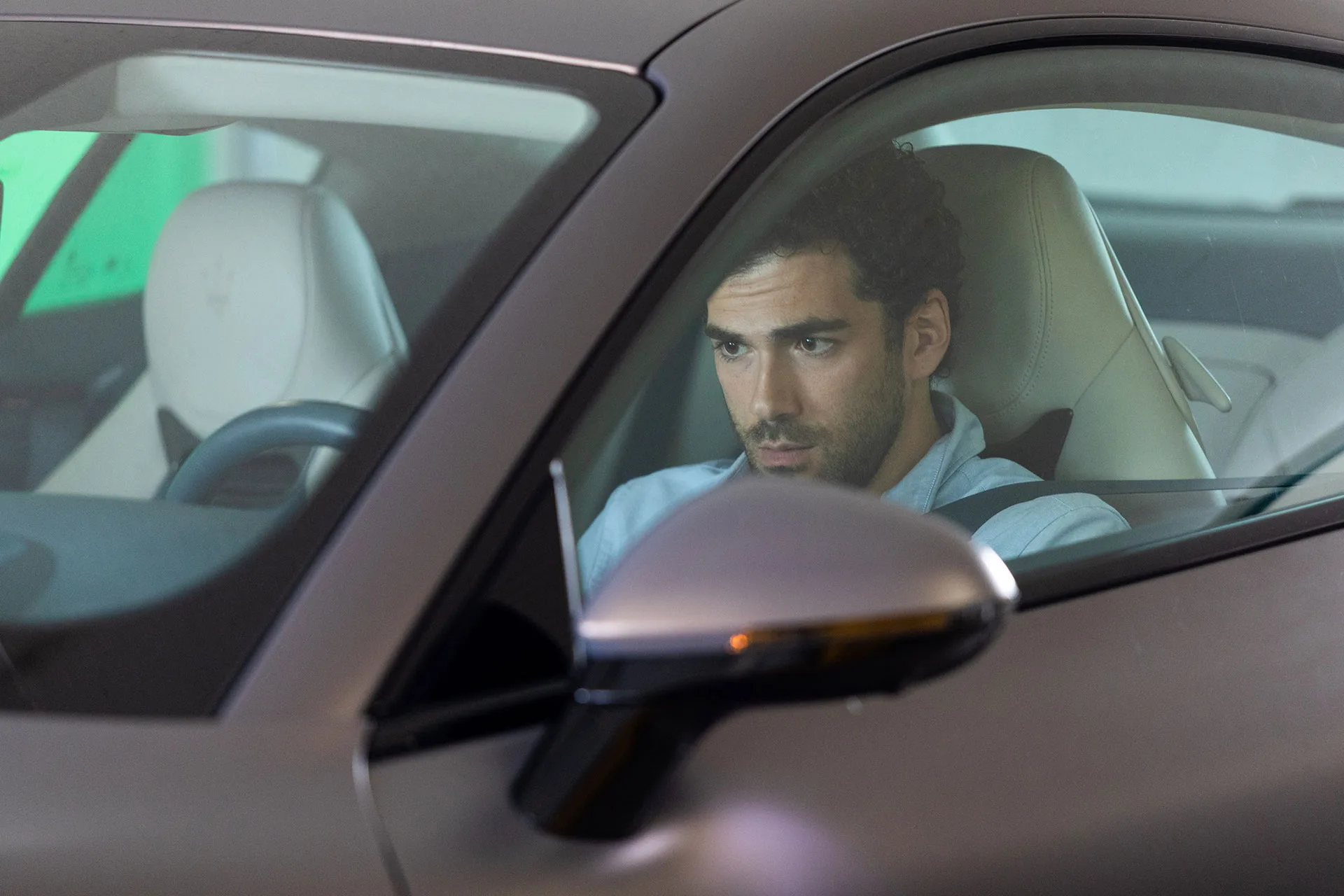 1727433704 7. Maserati Compagni di Viaggio Behind the scene photo with Andrea Di Luigi in the GranTurismo Folgore