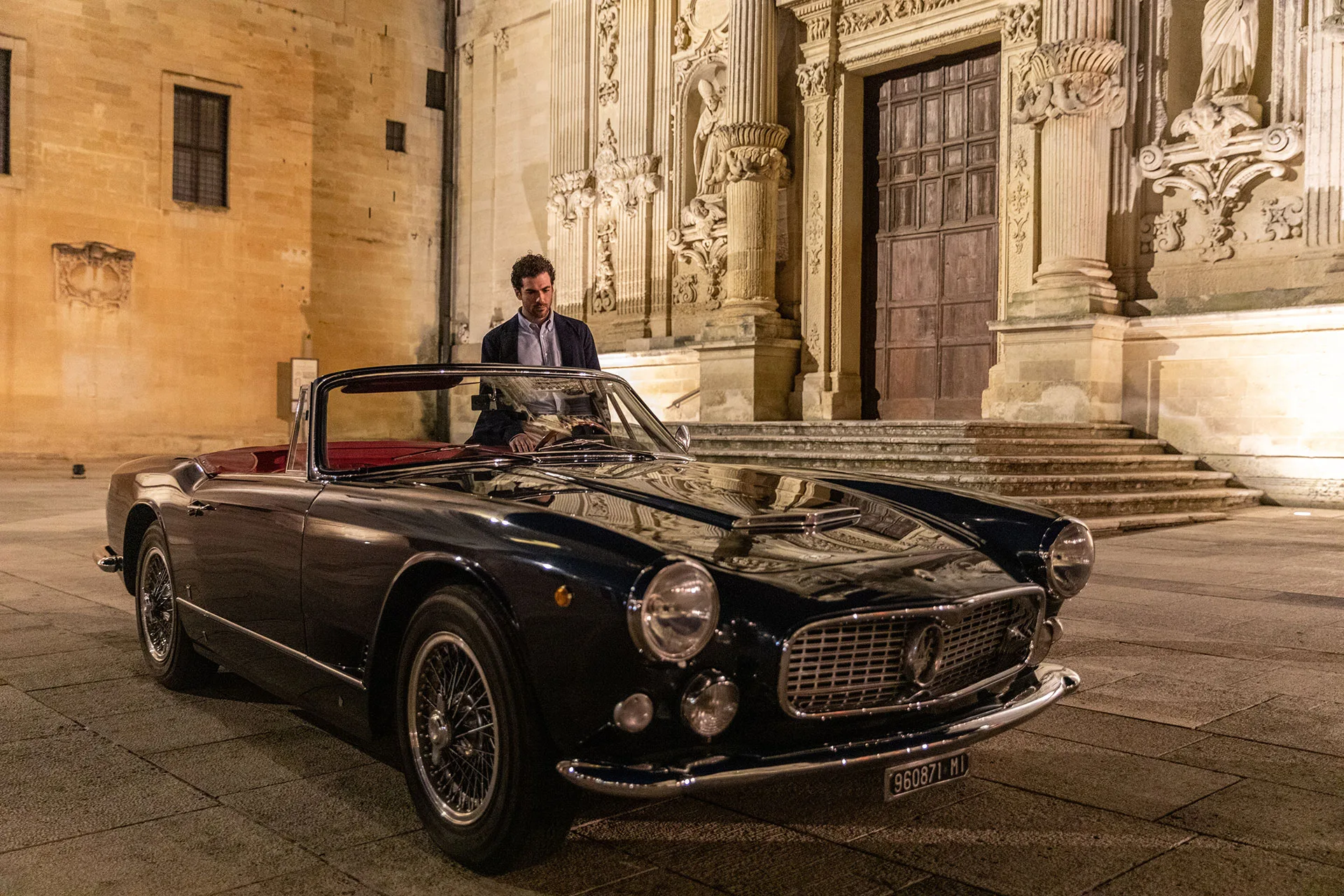 1727433732 10. Maserati Compagni di Viaggio Behind the scene photo with actor Andrea di Luigi and 3500 GT spyder in Lecce