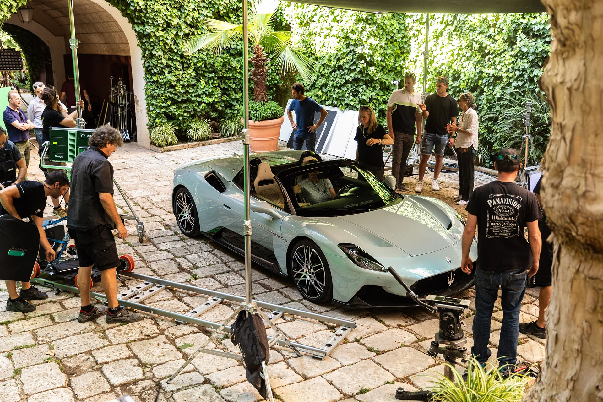 1727433737 11. Maserati Compagni di Viaggio Behind the scene photo with MC20 Cielo