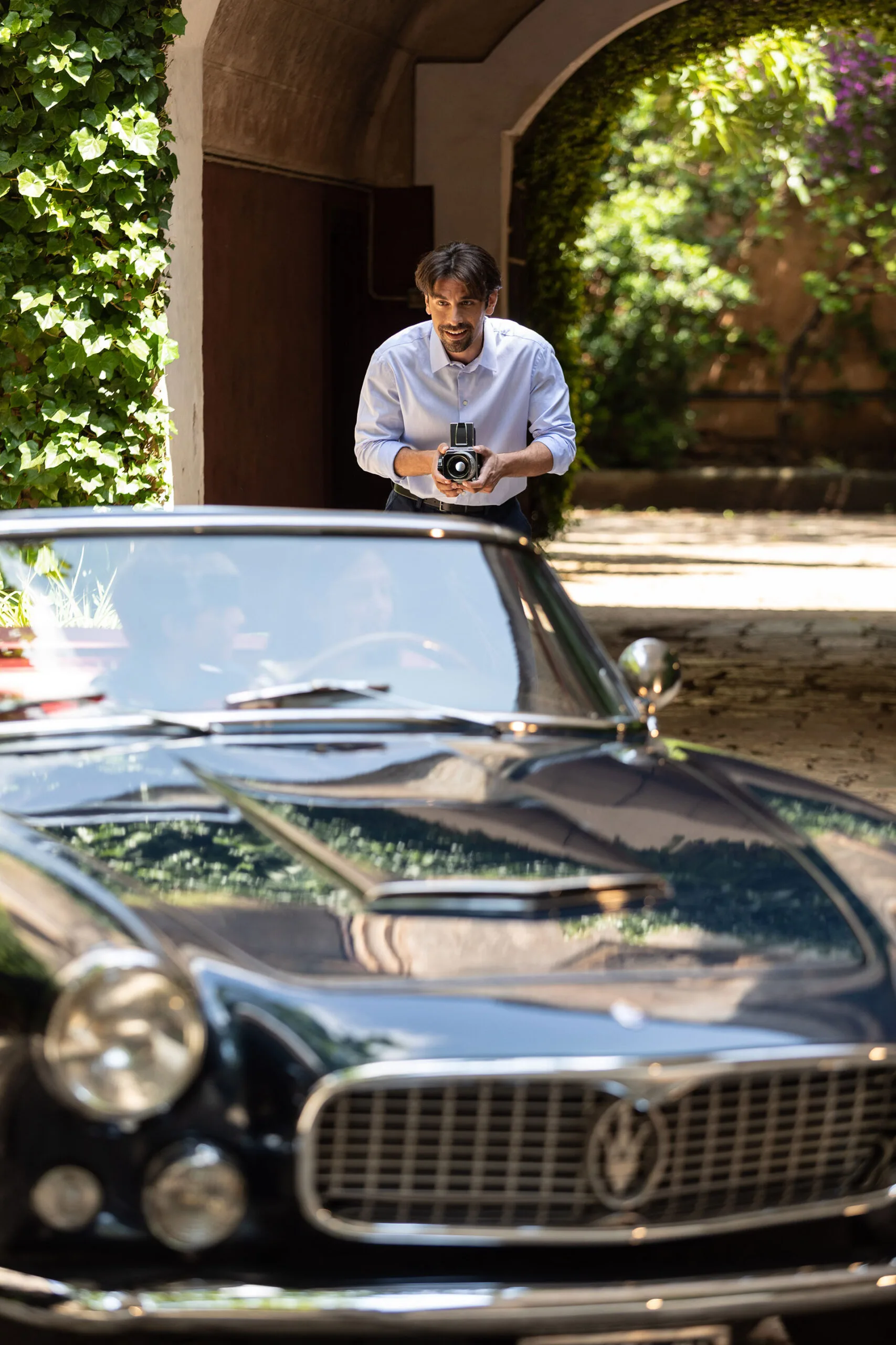 1727433749 13. Maserati Compagni di Viaggio Behind the scene photo with 3500 GT spyder scaled 1