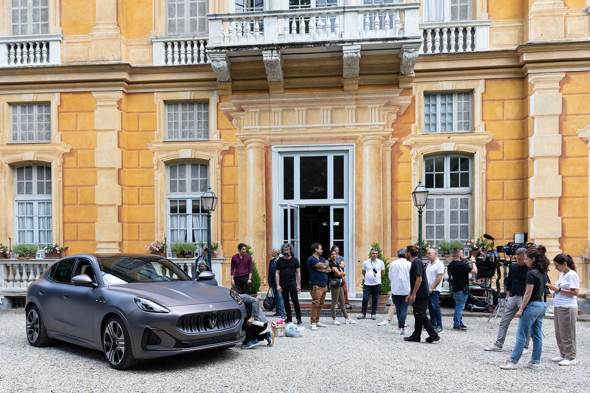 1727433753 14. Maserati Compagni di Viaggio Behind the scene photo with Grecale Folgore
