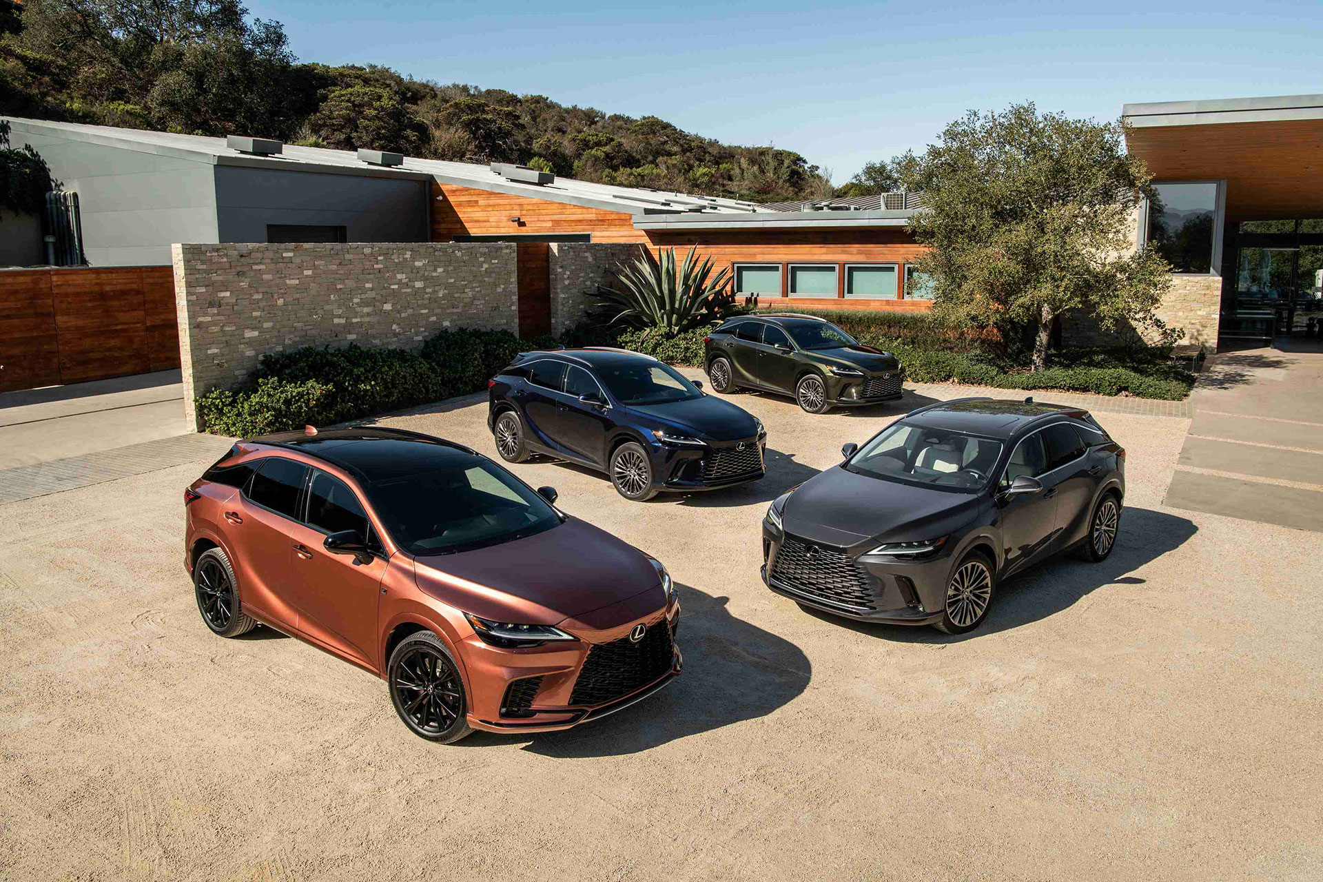 Lüks Otomobil Devi Lexus, Satış Rekorları Kırdı 1 Lüks otomobil devi Lexus, satış rekorları kırdı. Premium otomobil üreticisi Lexus, 2024 yılında global satışlarda rekor kırarak lüks otomobil