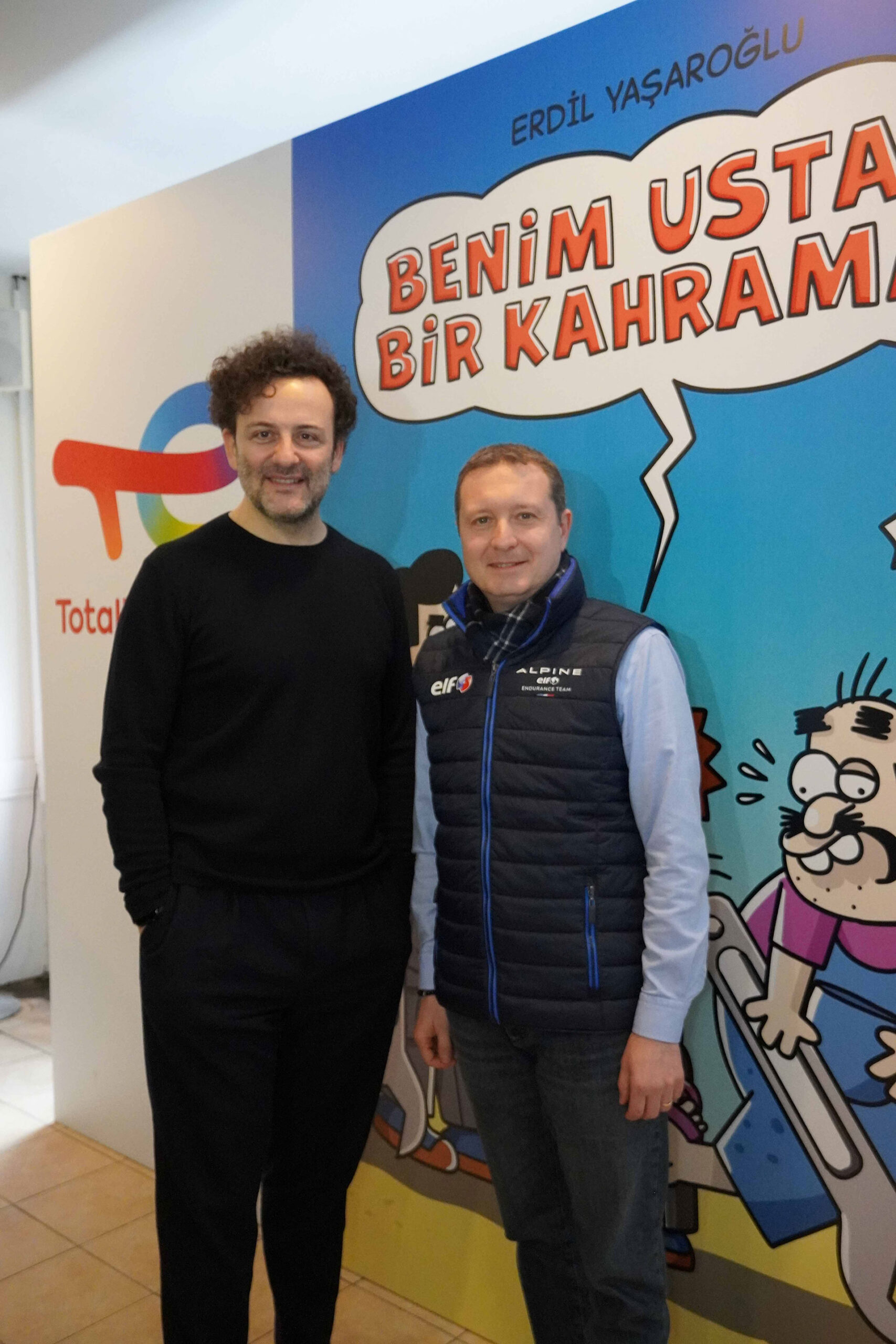 Kahraman ustalar buluştu: "Benim Ustam Bir Kahraman" 1 Ünlü karikatürist Erdil Yaşaroğlu, TotalEnergies Türkiye Pazarlama Ticari Direktörü Mehmet Murat Selçuk
