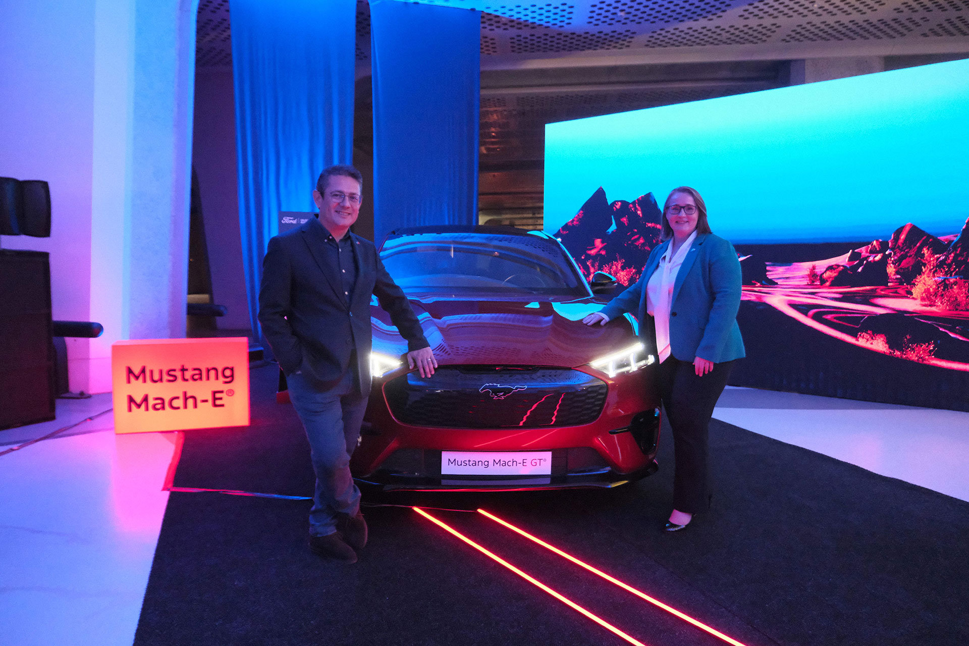 Ford Türkiye İş Alanı Lideri Özgür Yücetürk, Ford Otosan Lideri Josephine Payne