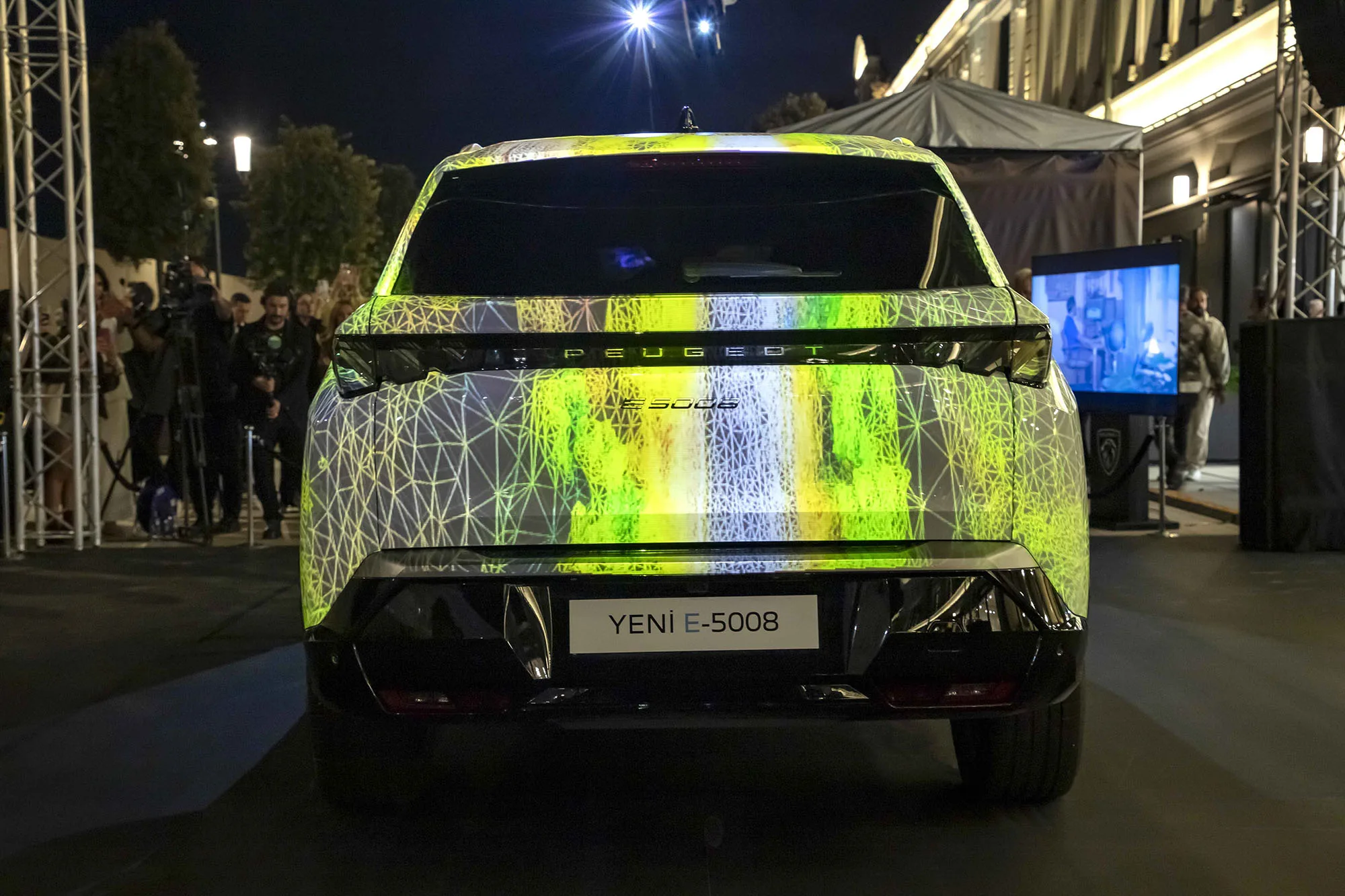 PEUGEOT E 5008 ART ON CARS 3