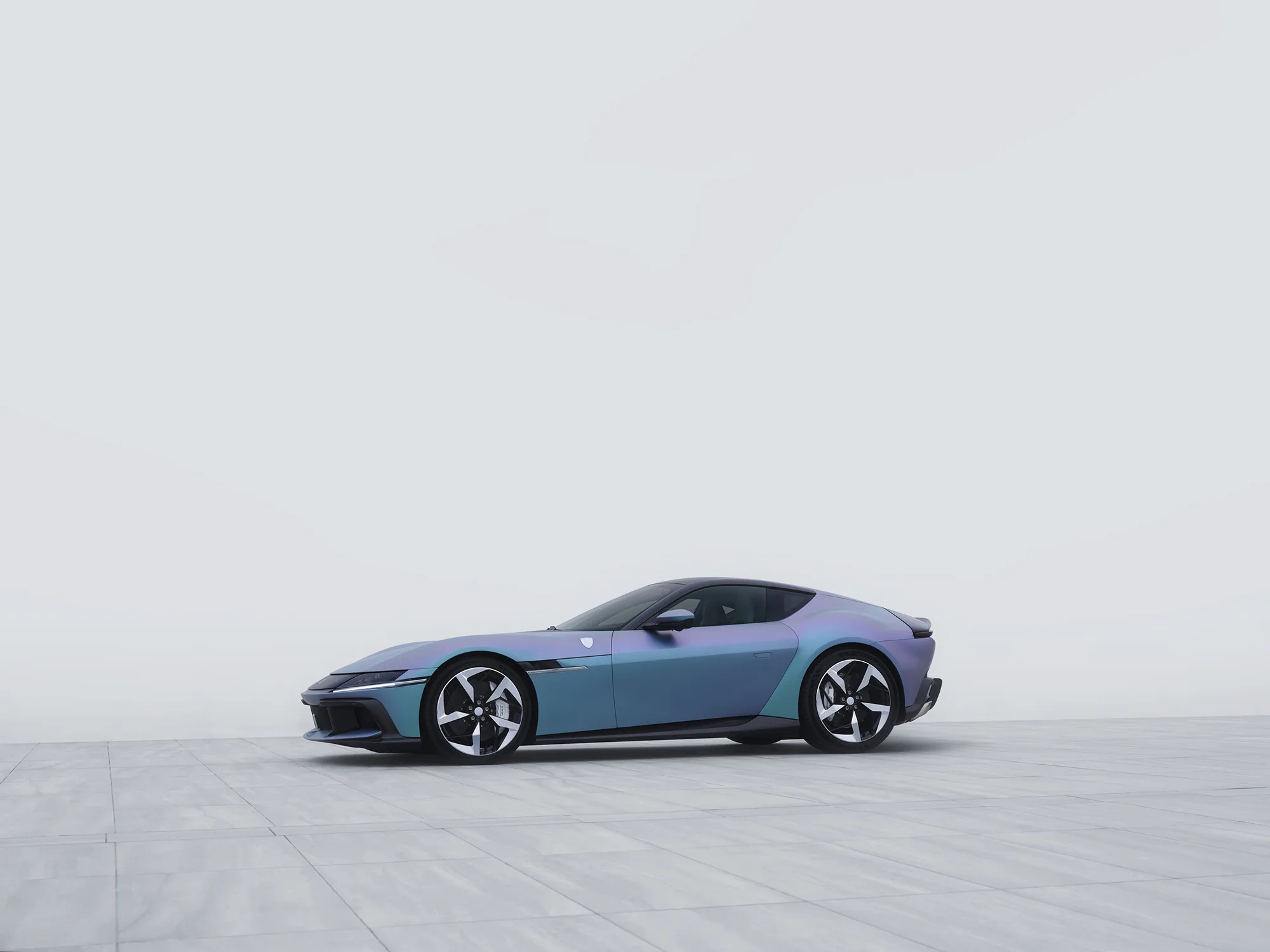 Ferrari 12Cilindri Tailor Made tanıtıldı: Gelenekten ilham alan, yenilikle şekillenen bir sanat eseri 1 Ferrari