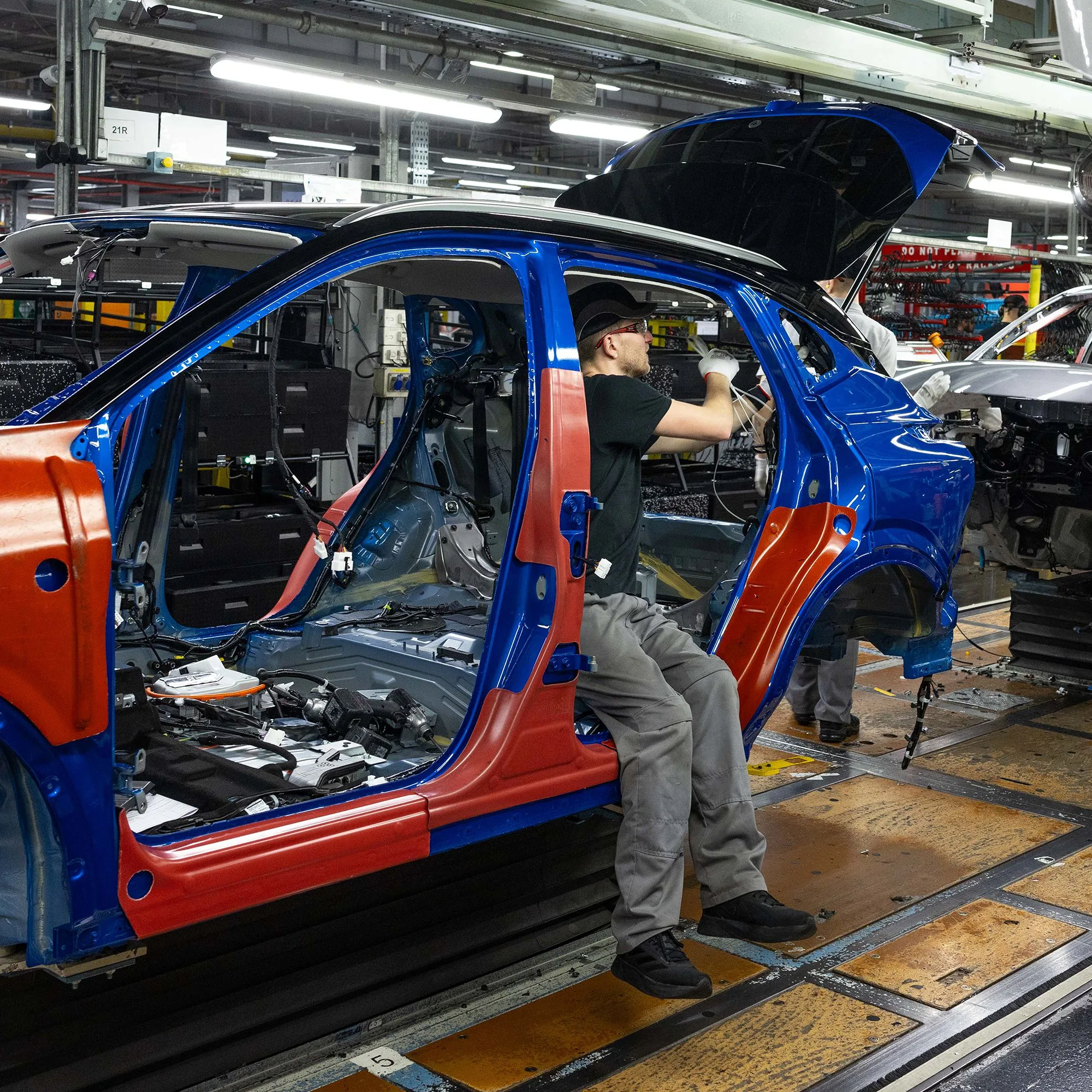 Nissan Qashqai'den tarihi başarı: Avrupa'da 4 milyon satış barajını aştı 2 Social Media_QQ Production sequence Qashqai being assembled on the trim line at Nissan Sunderland