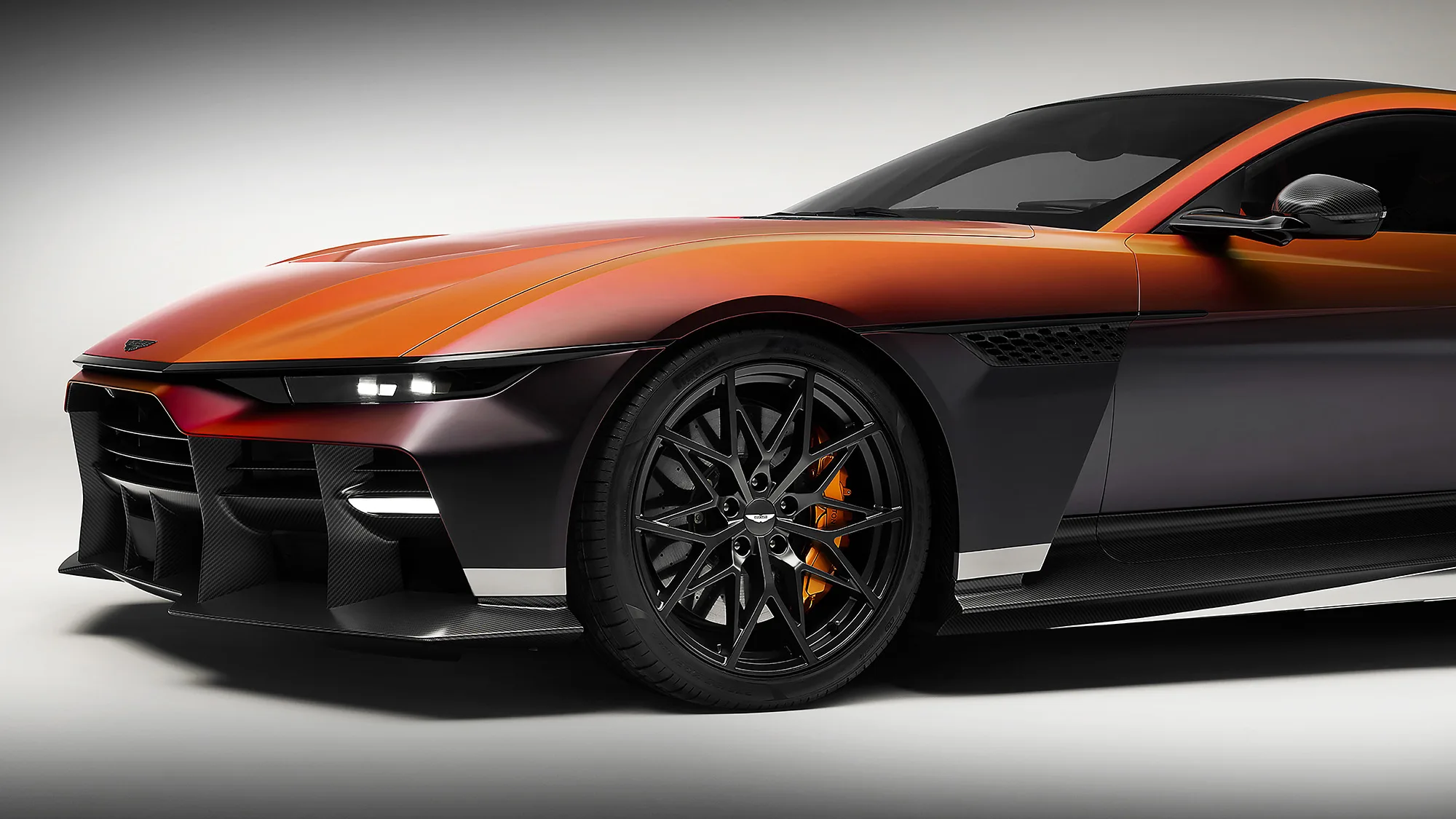 Aston Martin Valen tanıtıldı: 850 PS gücündeki en güçlü önden motorlu süper otomobil 3 Aston Martin Valen